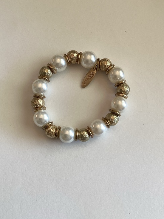 Plunder Jewelry - Plunder White Pearl and Gold Bead Stretch Bracelet